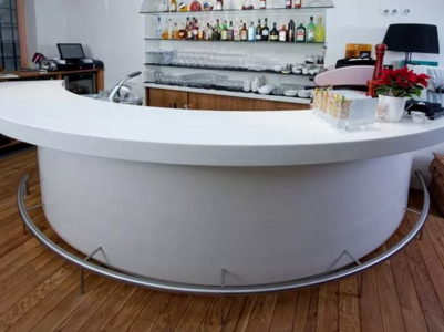 Полукруглая домашняя небольшая белая каменная барная стойка для кухни